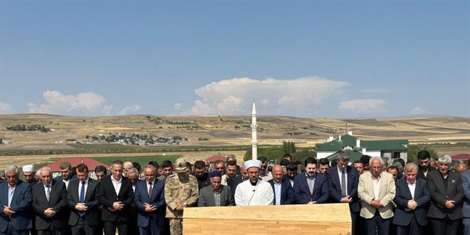 Savcı Sayan'ın annesi son yolculuğuna uğurlandı