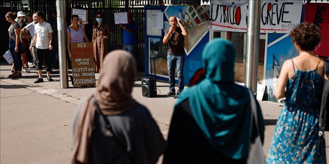 Fransa'da okullardaki abaya yasa devam edecek