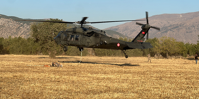 Adıyaman'da keşfedilen tarihi eserler sarp araziden askeri helikopterle taşındı