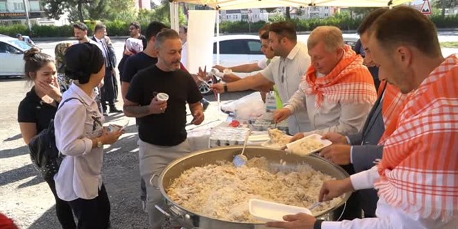Çorum'da festivalde yapılan pilav kara yolundan geçen sürücülere ikram edildi