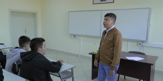 Engelini aştı, öğretmen oldu