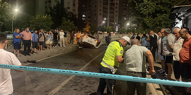 Otomobil önce sinyalizasyon direğine, ardından yayaya çarptı: 1 ölü, 3 yaralı