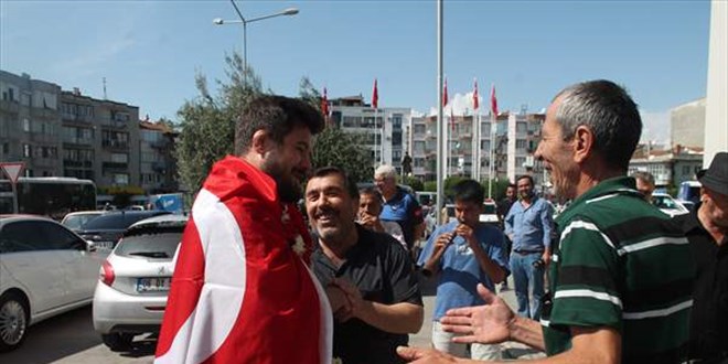 Dünya şampiyonu güreşçi Ali Cengiz, memleketi Akhisar'da davul zurnayla karşılandı