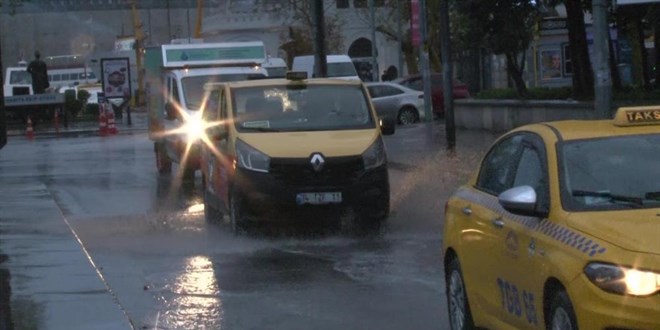 İstanbul Valiliğinden yarın için kuvvetli yağış uyarısı