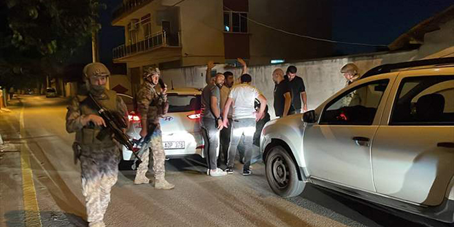 Kovalama sonucu durdurulan otomobildeki şüpheli polisi bıçakladı