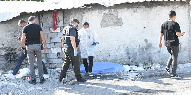 Antalya'da boş arazide erkek cesedi bulundu