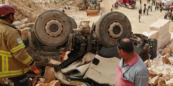 Hafriyat kamyonu uçuruma devrildi: 2 ölü