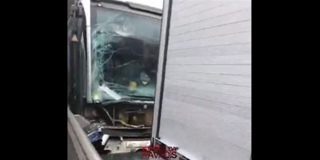 Küçükçekmece'de iki metrobüs kafa kafaya çarpıştı.