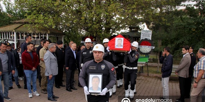 Trafik kazasnda yaralanan polis memuru ve ei hayatn kaybetti