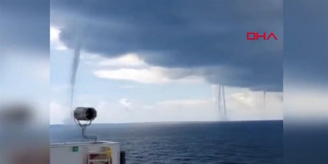 Antalya'nın Alanya ilçesinde denizde 2 hortum oluştu