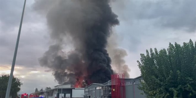Uşak'ta tekstil fabrikasında çıkan yangına ekiplerce müdahale ediliyor