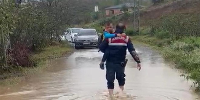 Sağanak nedeniyle serviste mahsur kalan öğrencileri jandarma kurtardı
