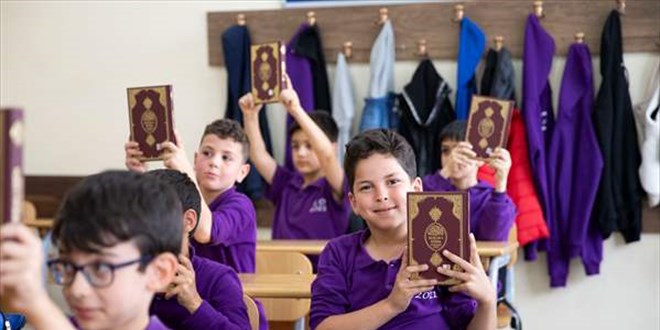 Kur'an-ı Kerim'i seçmeli ders olarak alan öğrencilere Kur'an hediye edildi