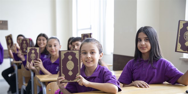TDV'den 5. ve 8. sınıf öğrencilerine Kur'an hediyesi