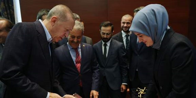 Erdoğan, AK Parti 4. Olağanüstü Büyük Kongresi delege kartını teslim aldı