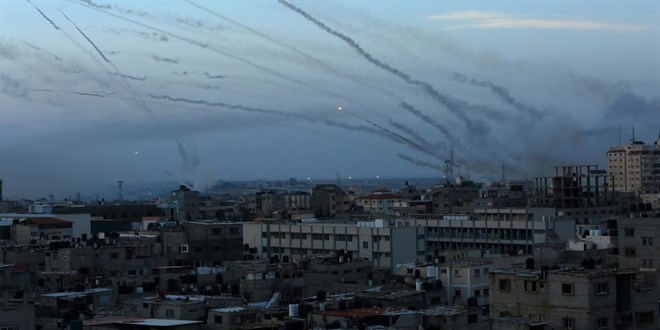srail ordusu onlarca sava uayla Gazze eridi'ne saldr balatt