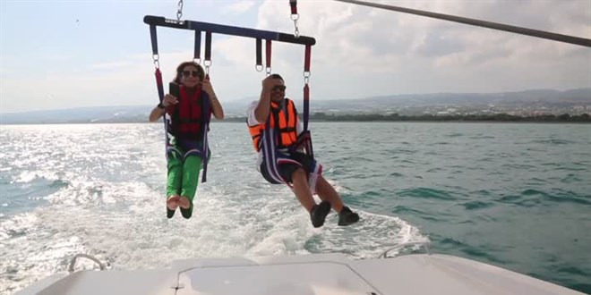 Mersin'de deniz paraşütünde sürpriz evlilik teklifi
