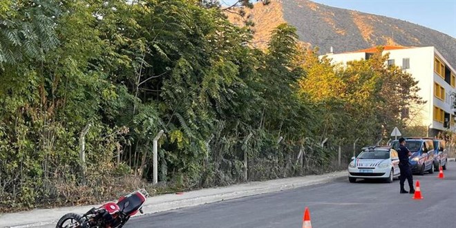 Motosikletle kaldırıma çarpan ortaokul öğrencisi hayatını kaybetti
