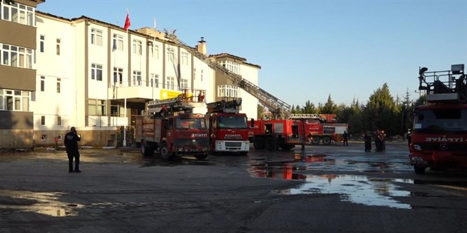 Okulun çatısında çıkan yangın söndürüldü: Eğitim öğretime ara verildi
