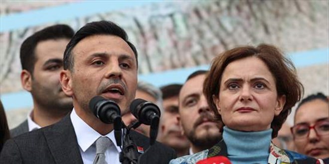 Özgür Çelik, CHP İstanbul İl Başkanlığını törenle devraldı