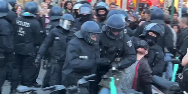 Berlin'de Filistin'e destek gösterisi yapmak isteyenlere polis izin vermedi