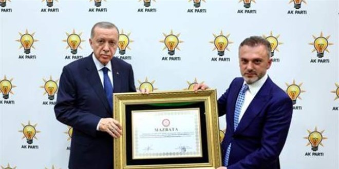AK Parti Genel Başkanlığına yeniden seçilen Erdoğan'a mazbatası takdim edildi