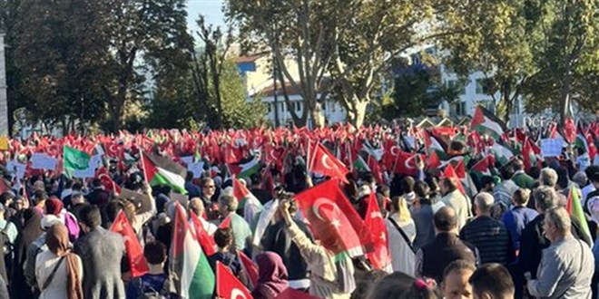 İstanbul'da Filistinlilere destek; binlerce kişi Beyazıt'tan Ayasofya'ya yürüdü