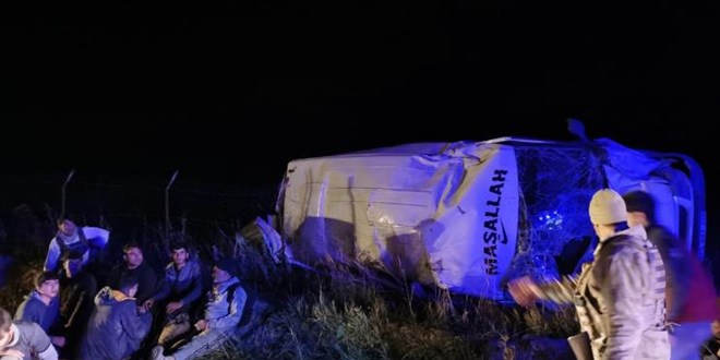 Van'da göçmenleri taşıyan minibüs devrildi: 20 yaralı