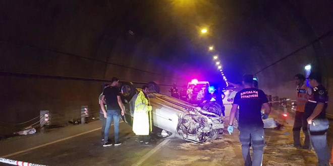 Alanya'da tüneldeki bariyerlere çarpan otomobildeki 2 kişi öldü