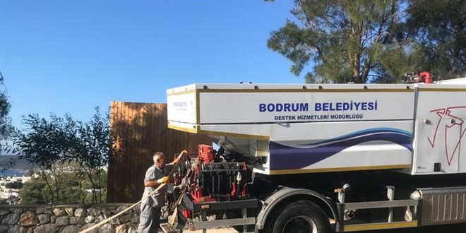 Su sorunu yaşanan ilçede evlere tankerlerle su taşınıyor