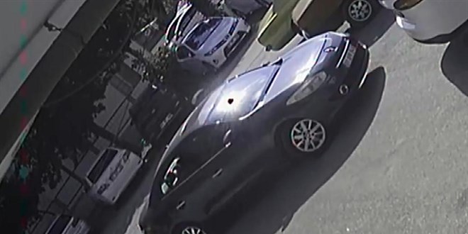 Çilingir çağırıp yaptırdığı anahtarla komşusunun otomobilini çaldı