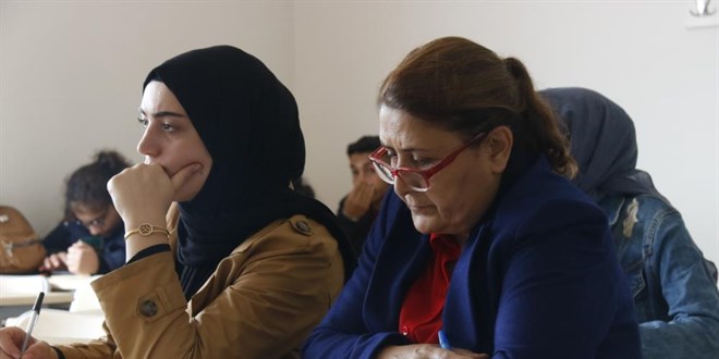 Ev hanımlığı yapmaktan sıkıldı, 60 yaşında çift ana dal ile üniversite okuyor