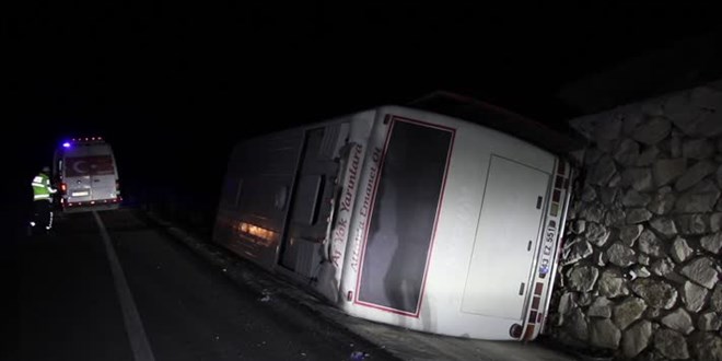 Uşak'ta iki işçi servisinin çarpıştığı kazada 28 kişi yaralandı