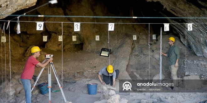 Kahramanmaraş'ta mağara kazısında 12 bin yıllık olduğu düşünülen mezar bulundu