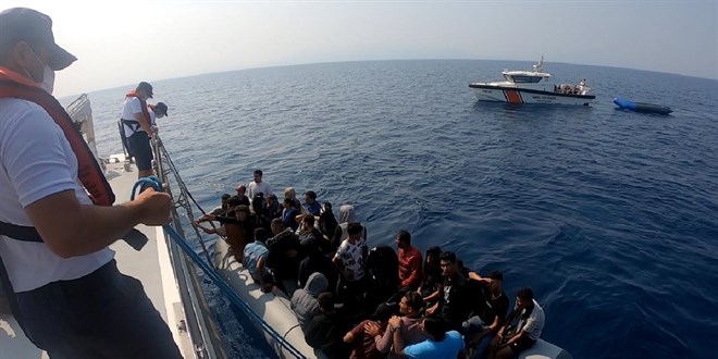 İzmir'de 17 düzensiz göçmen yakalandı, 14 düzensiz göçmen kurtarıldı