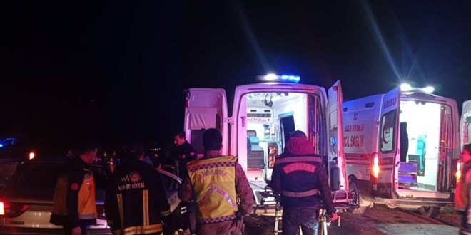 Van'da iki otomobil çarpıştı: 10 yaralı