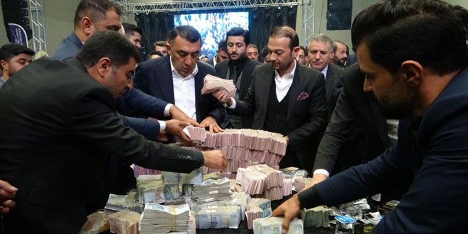 10 bin kişinin katıldığı düğünde damada 10 milyon TL, geline ise kilolarca altın takıldı