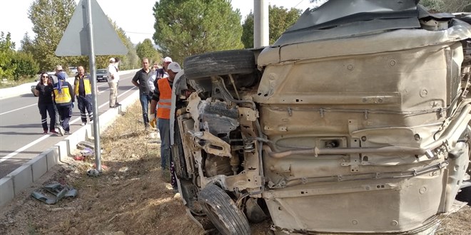 Burdur'da ağaca çarpan otomobildeki baba oğul öldü