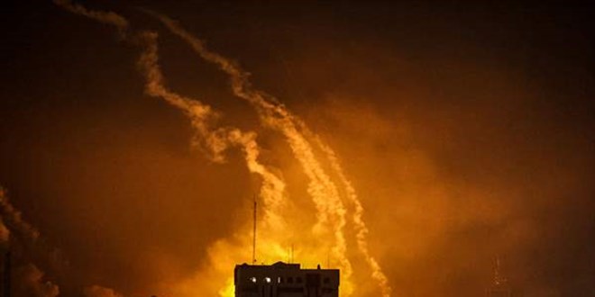 İsrail, saldırıların 22'nci gününde Gazze'yi yoğun bombardımana tuttu