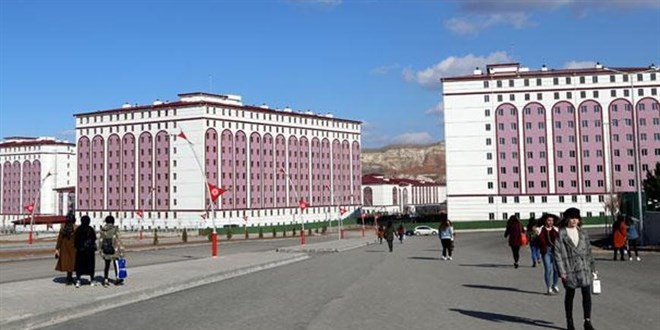 Sivas'ta yurt asansörünün bozulmasına öğrencilerden tepki