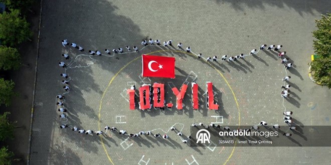 Sakarya'da renciler 100. yl koreografisi oluturdu