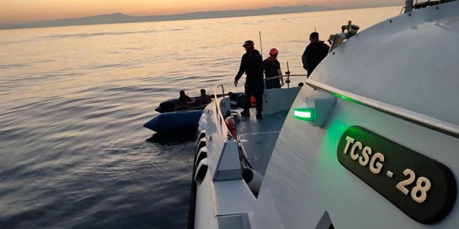Ayvalık açıklarında 52 düzensiz göçmen kurtarıldı