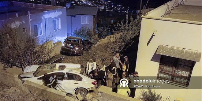 Hatay'da arampole devrilen iki otomobildeki 6 kii yaraland