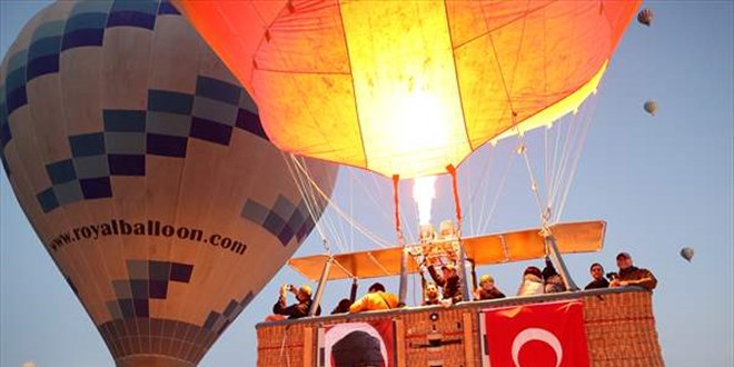 Cumhuriyet'in 100. yılında Kapadokya semaları Türk bayraklarıyla renklendi