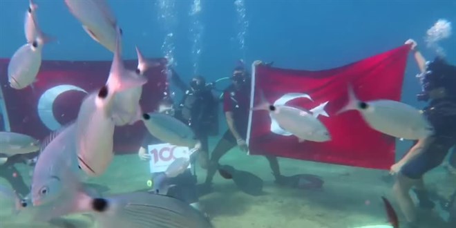 Fethiye'de dalgıçlar su altında Türk bayrağı açtı