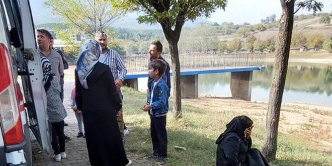 Gölete düşen 2 oğlunu son anda boğulmaktan kurtardı