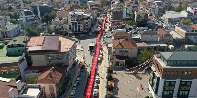 Yalova'da 400 metrelik Türk bayrağı açıldı