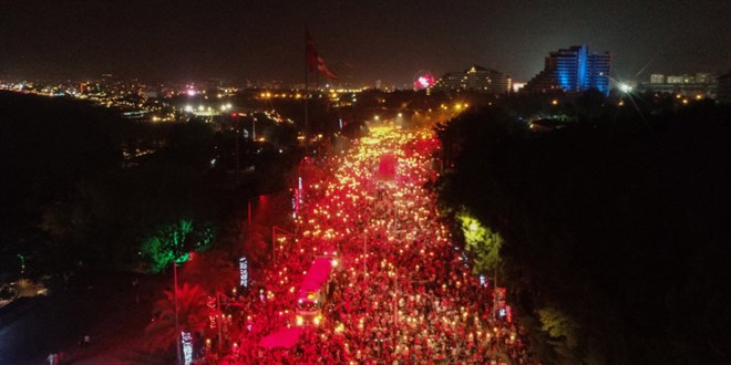 Cumhuriyet'in 100'üncü yılına fener alaylı kutlama