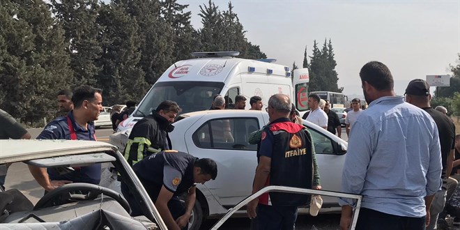 İki otomobilin çarpıştığı kazada 1 kişi öldü, 6 kişi yaralandı