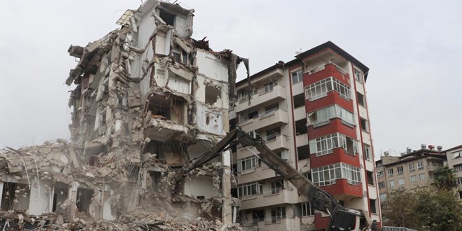 Depremde 30 kişinin hayatını kaybettiği binanın şantiye şefi tutuklandı
